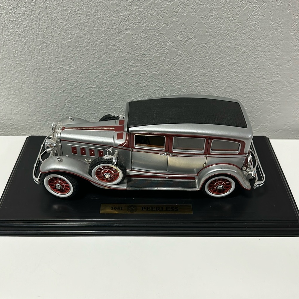 Anson 1/18 Scale Diecast 30396 - 1931 Peerless - White/Red